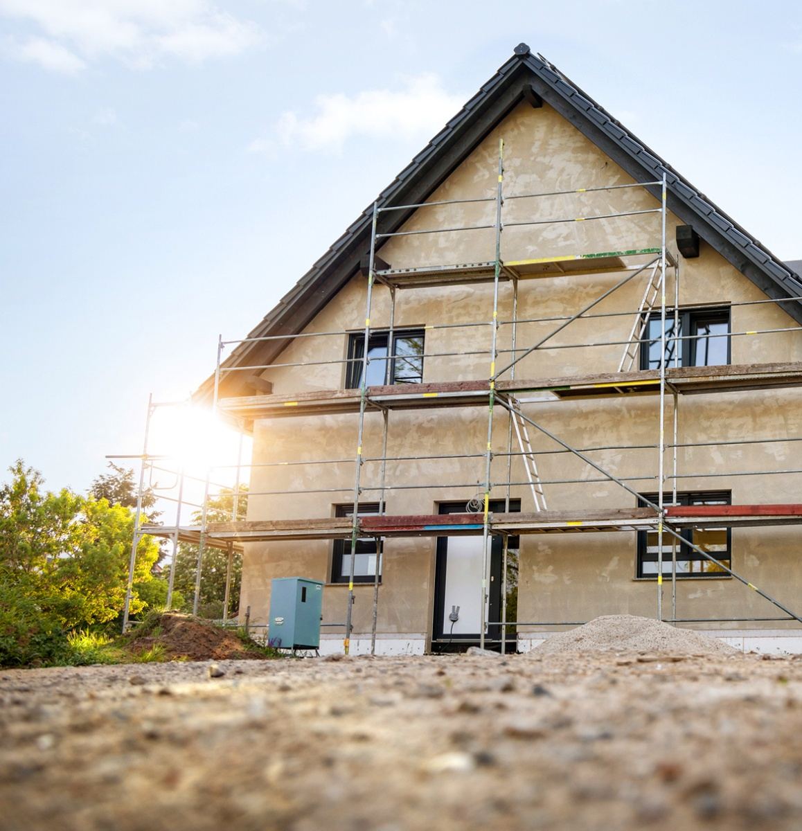 Technicien Auditag réalisant un audit énergétique dans une maison en Normandie