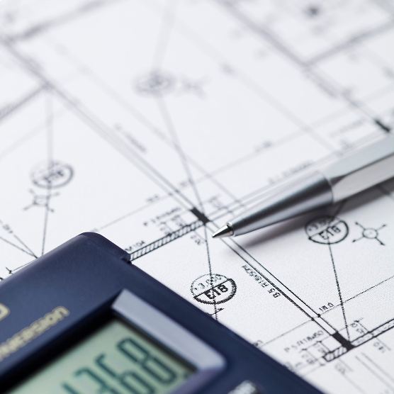 Expert Auditag présentant un rapport de diagnostic immobilier à ses clients